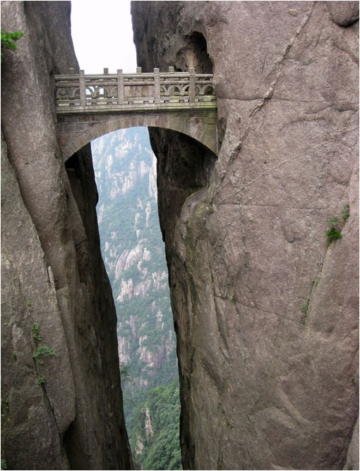 Puente en la montaña de Huangshan. China.